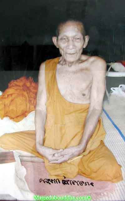 Luang phor kallong souriant.