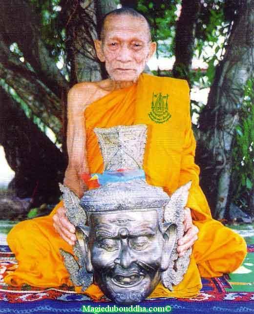 Luang Phor Kallong avec masque de lersi.