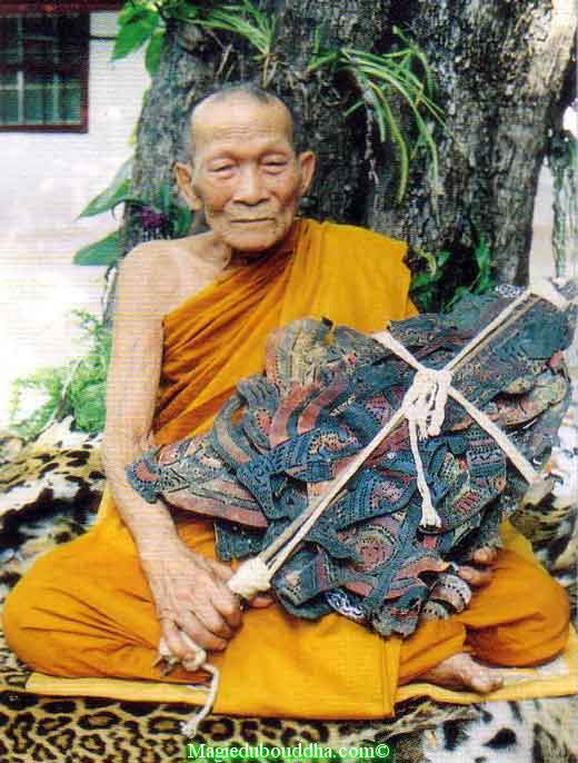 Luang phor kallong avec une marionnette de théatre d'ombres thai.