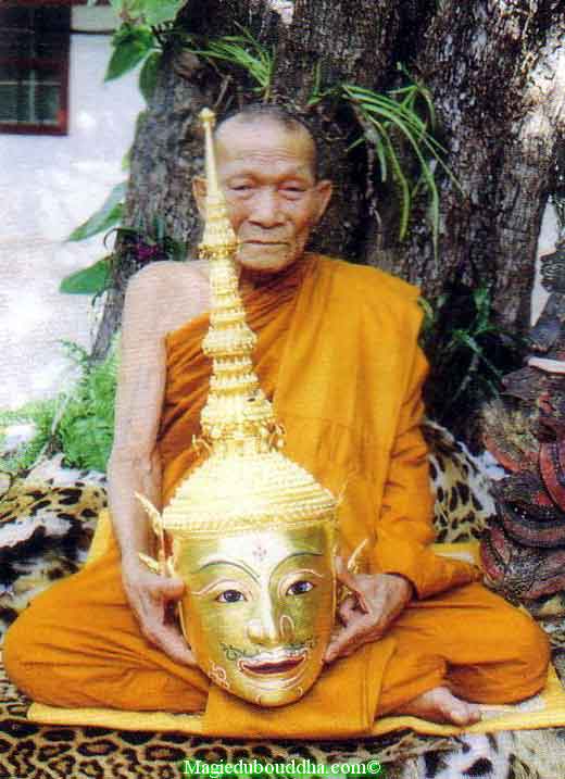 Luang phor kallong avec masque de déva.