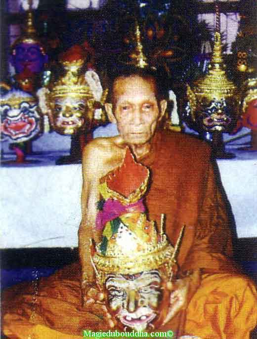 Luang phor kallong avec un masque de lersi.