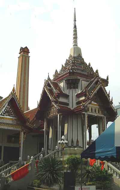 four crématoire temple thailande