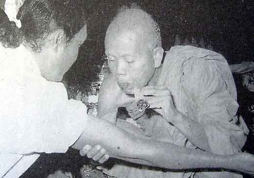 Bénédiction d'une amulette thai takut.