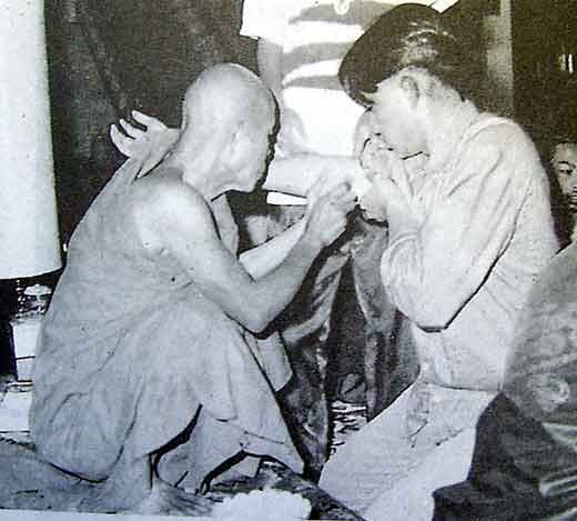 Insertion d'une amulette thai takut en or.
