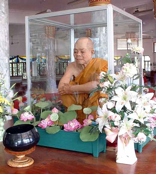 Statue de cire d'un moine thai (luang phor koon).