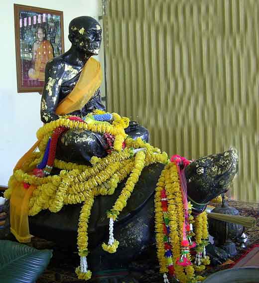 Statue de luang phor liew sur une tortue.