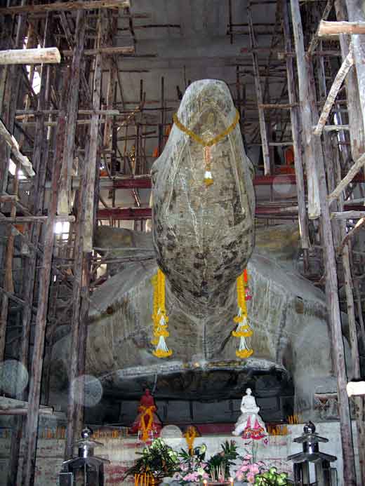 Statue d'une tortue géante dans un temple de thailande.