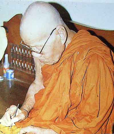 vénérable thai qui trace un pentacle.