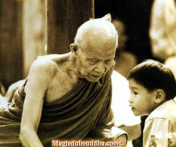 Enseignement du dharma par luangta mahabua.