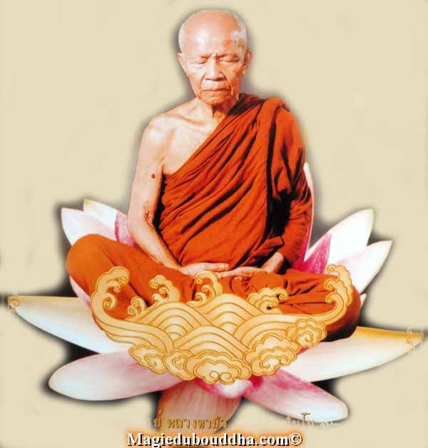 Luangta Mahabua sur un lotus.