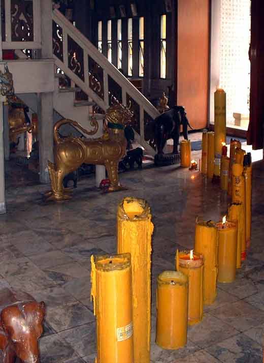 Bougies d'offrandes au bouddha.