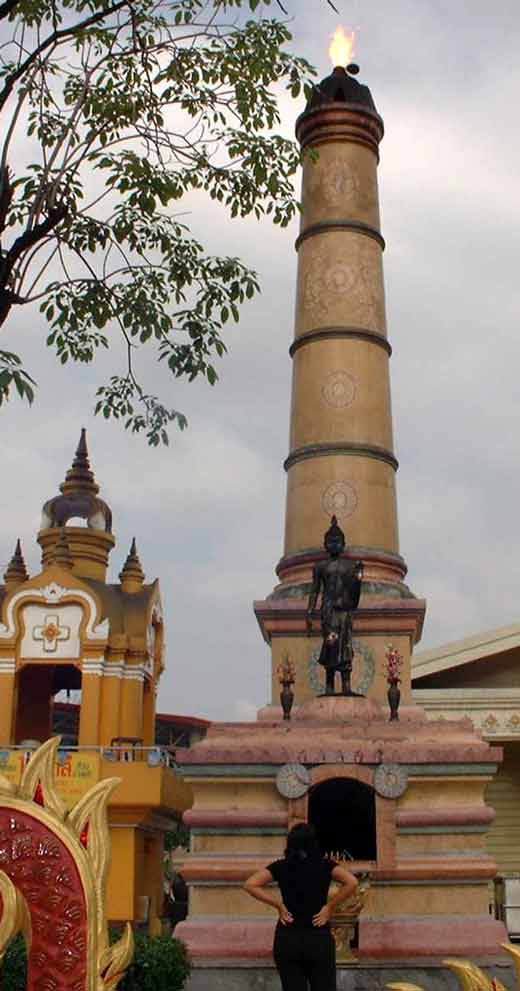 Four crématoire de temple thai.