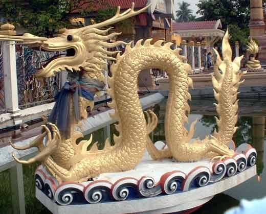 Statue de dragon dans un temple thai.