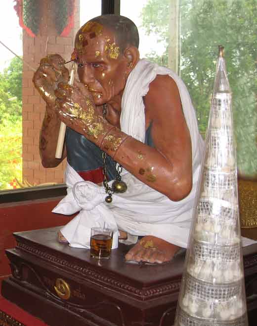 Statue du vénérable luang phor kob.