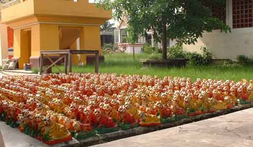 Statuettes de tigre dans un temple de thailande.
