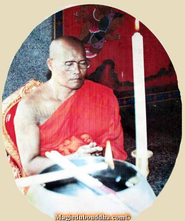 bénédiction bouddhiste de l'eau bénie.