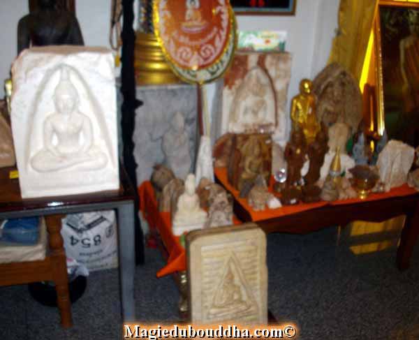 bouddha en pierres reliques