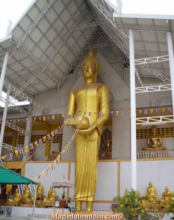 bouddha debout dans un temple thai.