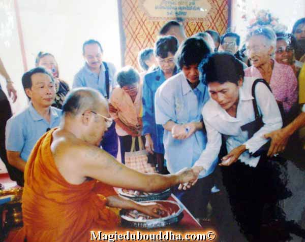 ajarn challo distribue des amulettes.