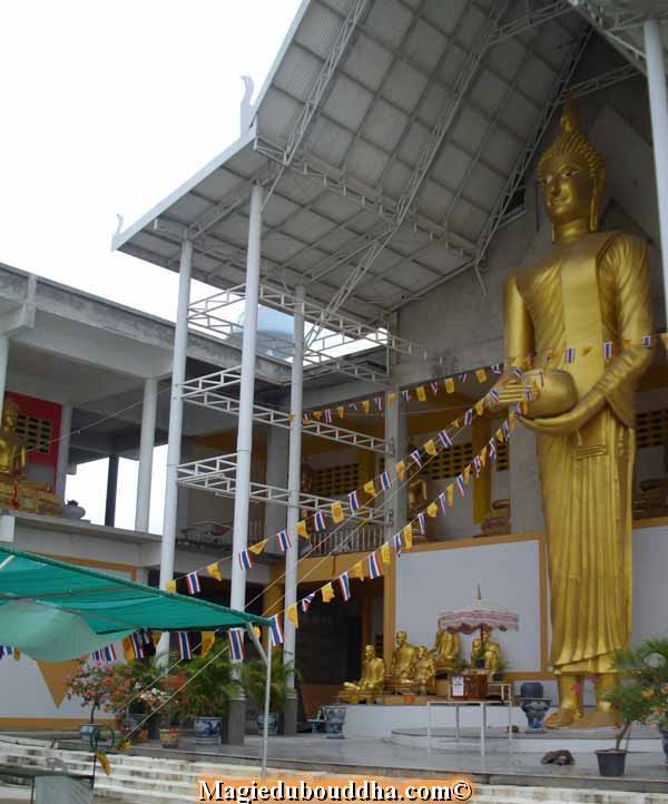 téléphérique pour offrandes au bouddha.
