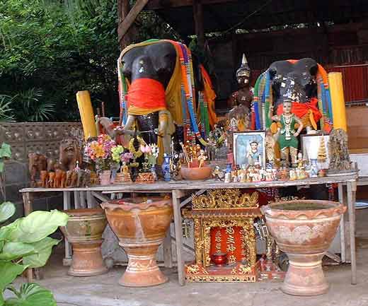 Autel extérieur de luang phor sao.