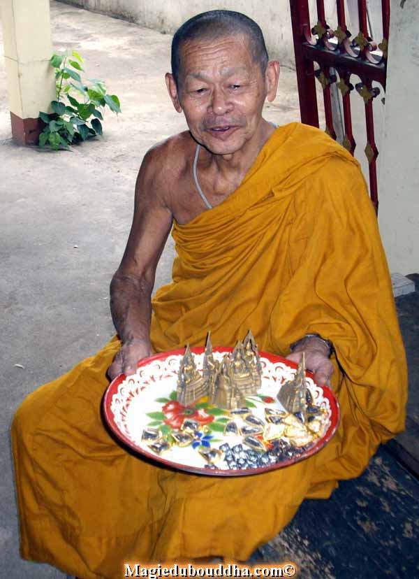 Luang Phor Sao bénit des amulettes thai.