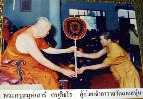 Remise d'une éventail de moine thai.