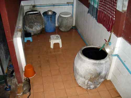 Salle de bain de moine thai.